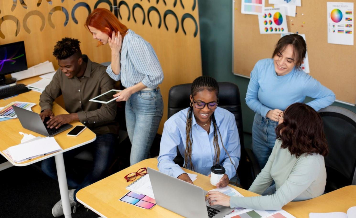 Studenti che lavorano su progetti SEO reali con laptop e documenti